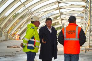 Fațada noului muzeu prinde contur: &icirc;ncepe instalarea panourilor și a placajelor din granit