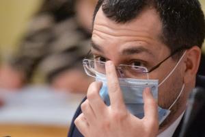 Ministrul Voiculescu, surprins fără mască &icirc;n Parlament: Am greșit și toate criticile sunt justificate