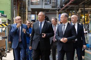 Premierul Ciucă: &bdquo;&Icirc;ncep&acirc;nd cu anul 2024 va fi produs primul autovehicul complet electric&rdquo;