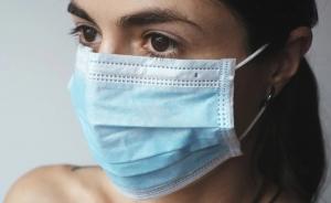 Guvernul &icirc;ncă se chinuie să livreze măști persoanelor defavorizate