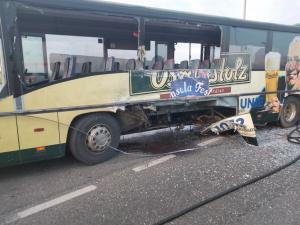 Autobuz cu 30 de călători, implicat &icirc;ntr-un accident. Șapte persoane au fost rănite