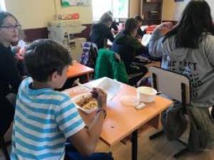 &bdquo;Masă caldă pentru elevi&rdquo;trebuie să continue