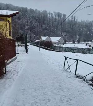 Se acționează non-stop cu utilajele de deszăpezire pe toate drumurile județene