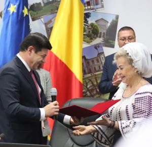 C&acirc;ntăreața de muzică populară Mioara Velicu și blogger-ul culinar Gina Bradea, noii cetăţeni de onoare ai judeţului Galaţi