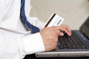 Cetăţenii rom&acirc;ni pot plăti online taxele pentru serviciile privind eliberarea şi schimbarea paşapoartelor sau a permiselor auto