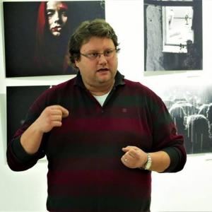 Dascălul din Rom&acirc;nia care le oferă cărți cu autograf celor care se vaccinează anti-COVID