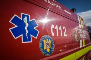 O fată a fost prinsă sub dărămături, după ce un autotren a intrat din plin &icirc;ntr-o locuinţă