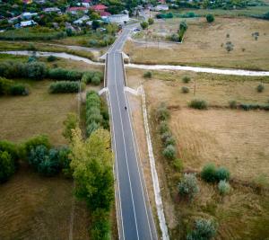 Drum de păm&acirc;nt, asfalt &icirc;n premieră. Șoseaua leagă zona de frontieră cu Republica Moldova de centrul județului Galați