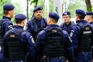 T&acirc;năr sancționat pentru că a scandat lozinci &icirc;n fața sediului USR