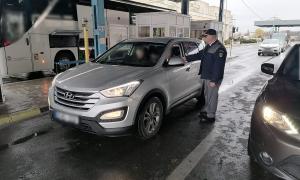 Autoturism radiat din circulaţie şi cu număr fals de &icirc;nmatriculare, descoperit &icirc;n trafic