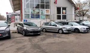 Nouă mașini avariate &icirc;ntr-o parcare din Galați