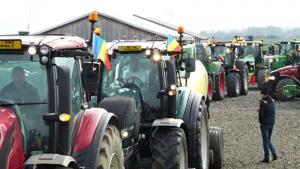 Fermierii rom&acirc;ni ies cu utilajele &icirc;n stradă! Blocaje &icirc;n vămi