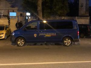 O familie din Galați a fost atacată cu ranga și maceta &icirc;n fața Tribunalului