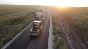 Asfalt pe drumul județean Dob&acirc;rceni &ndash; Murguța &ndash; Ștefănești