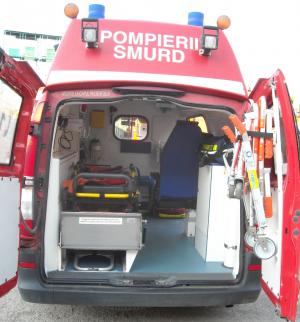 O autospecială SMURD aflată &icirc;n misiune a fost lovită de un autoturism