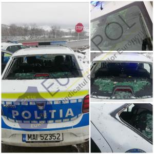 VIDEO Ca-n Vestul Sălbatic: un echipaj de poliție a fost atacat cu pietre și b&acirc;te
