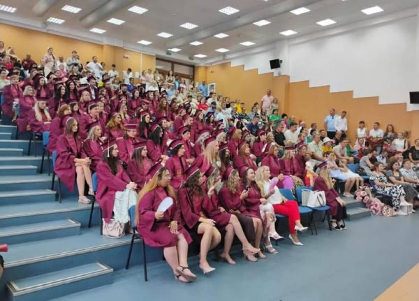 O nouă generație de asistenți medicali va intra &icirc;n sistemul public de sănătate din Hunedoara