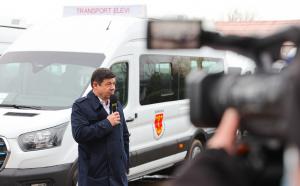 Elevii din județul Galați vor fi transportați la școală cu microbuze electrice