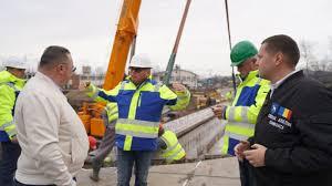 Lucrările la Podul de la Pucioasa sunt &icirc;n desfășurare: se montează grinzile!