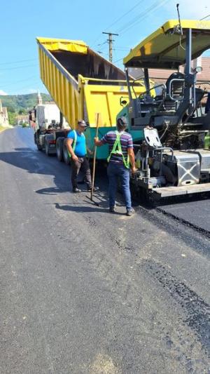 Programul de reparații și &icirc;ntreținere a drumurilor județene continuă &icirc;n Sibiu