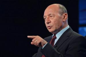 Băsescu &icirc;i oferă soluția președintelui Iohannis pentru a pune capăt scandalului PSD-PNL privind starea de alertă