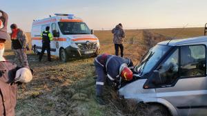 Accident &icirc;n Insula Mare a Brăilei. Patru persoane rănite după ce o mașină s-a răsturnat &icirc;ntr-un șanț