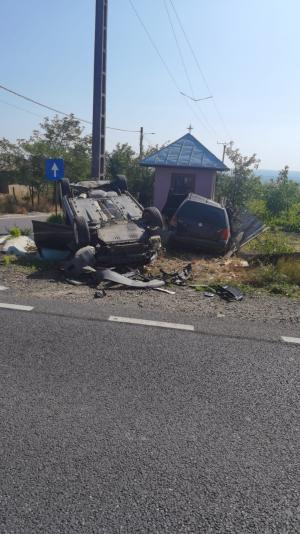Accident pe DN26 &icirc;n județul Galați: o mașină s-a răsturnat și a dăr&acirc;mat un gard