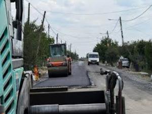 Se asfaltează pe cel mai lung drum din județ!
