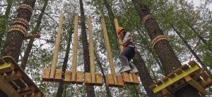 Parc de aventură, &icirc;ntr-o pădure de l&acirc;ngă Galați