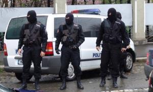 DIICOT: Trei bărbați, prinşi &icirc;n flagrant de poliţişti după ce au preluat un colet cu droguri trimis din străinătate