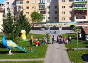 Veselie și culoare &icirc;n curtea Consiliului Județean Sălaj