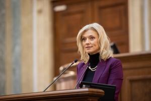 Ministrul Alina Gorghiu: Persoanele urmărite penal sau condamnate &icirc;n prima instanţă ar putea fi monitorizate cu brăţări electronice