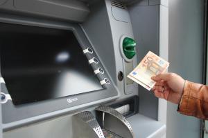 Ce a făcut un bărbat care a găsit 5.000 de euro &icirc;n fanta unui bancomat din Iași