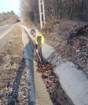 Campanie de curățenie și lucrările de &icirc;ntreținere pe drumurile județene din Maramureș!