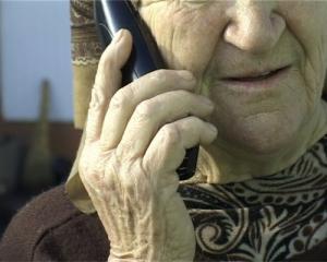 &bdquo;Metoda Accidentul&rdquo; face din nou victime: bătr&acirc;nă de 79 de ani lăsată fără bani!