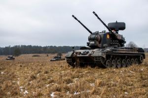 Convoaie cu tancuri ale armatei rom&acirc;ne şi maşini de luptă americane, &icirc;n poligonul Sm&acirc;rdan