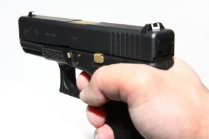 Un polițist de 29 de ani a fost găsit &icirc;mpuşcat &icirc;n cap, &icirc;n mașina personală