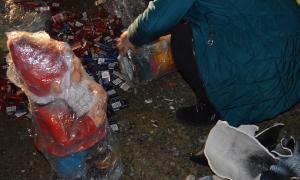 Mii de pachete cu ţigări de contrabandă descoperite ascunse &icirc;n ornamente din ceramică de către poliţia de frontieră