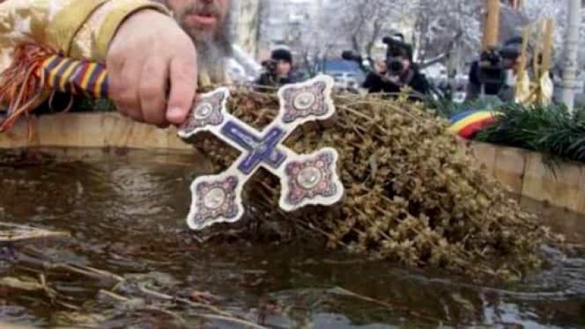 Focar de infecție COVID-19 &icirc;ntr-o comună din cauza slujbei de Bobotează