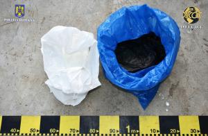 Percheziții de amploare &icirc;ntr-un caz de trafic de droguri de mare risc. Doi gălățeni, prinși &icirc;n flagrant delict