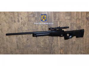 Percheziții &icirc;n 35 de judeţe din țară: o persoana a importat prin curierat arme neletale și muniție