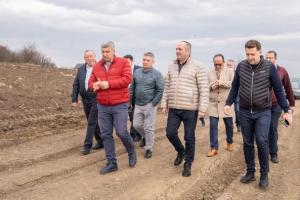 Președintele CJ Neamț, &icirc;n vizită pe șantierul autostrăzii A8, alături de primarii UAT-urilor