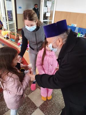 Arhiepiscopul Dunării de Jos a vizitat refugiaţii din Ucraina, cazați &icirc;n căminele din Galați