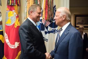 Klaus Iohannis l-a invitat pe Joe Biden &icirc;n Rom&acirc;nia: Doresc să continuăm discuţia din 2015