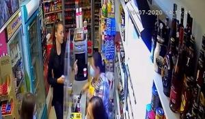 Caz incredibil. O v&acirc;nzătoare a fost lovită de o clientă pentru că nu poartă mască