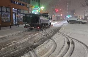 Cod Roșu de ninsoare: utilaje de deszăpezire &icirc;n acțiune, populația sfătuită să răm&acirc;nă acasă