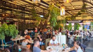 Restaurantele vor răm&acirc;ne deschise pentru vaccinați, indiferent de rata de infectare