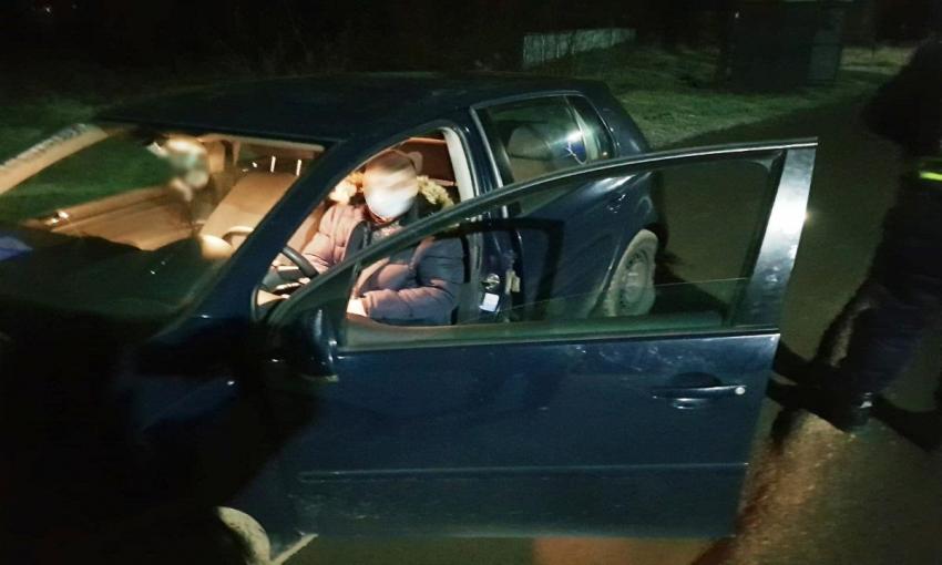 T&acirc;năr aflat &icirc;n carantină, descoperit &icirc;n trafic la volanul unui autoturism, fără permis de conducere