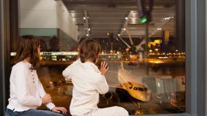 Precizări. Copiii vor intra &icirc;n carantină 10 zile după ce merg cu părinții vaccinați &icirc;n țări cu incidență mare de Covid-19