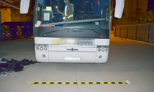 Țigări de contrabandă ascunse &icirc;n echipamentul de sonorizare al unui autocar